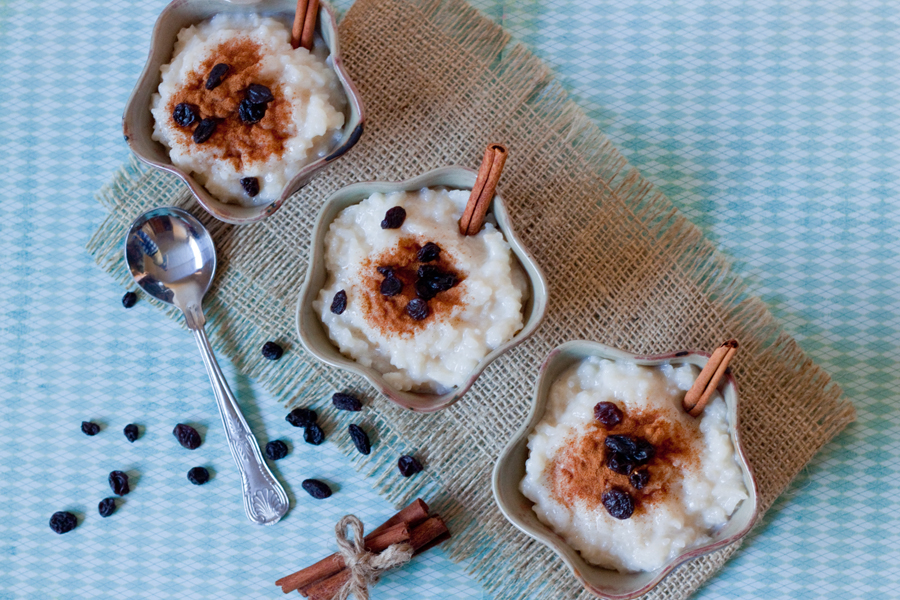 Vista de arriba a tres tazones de arroz con leche