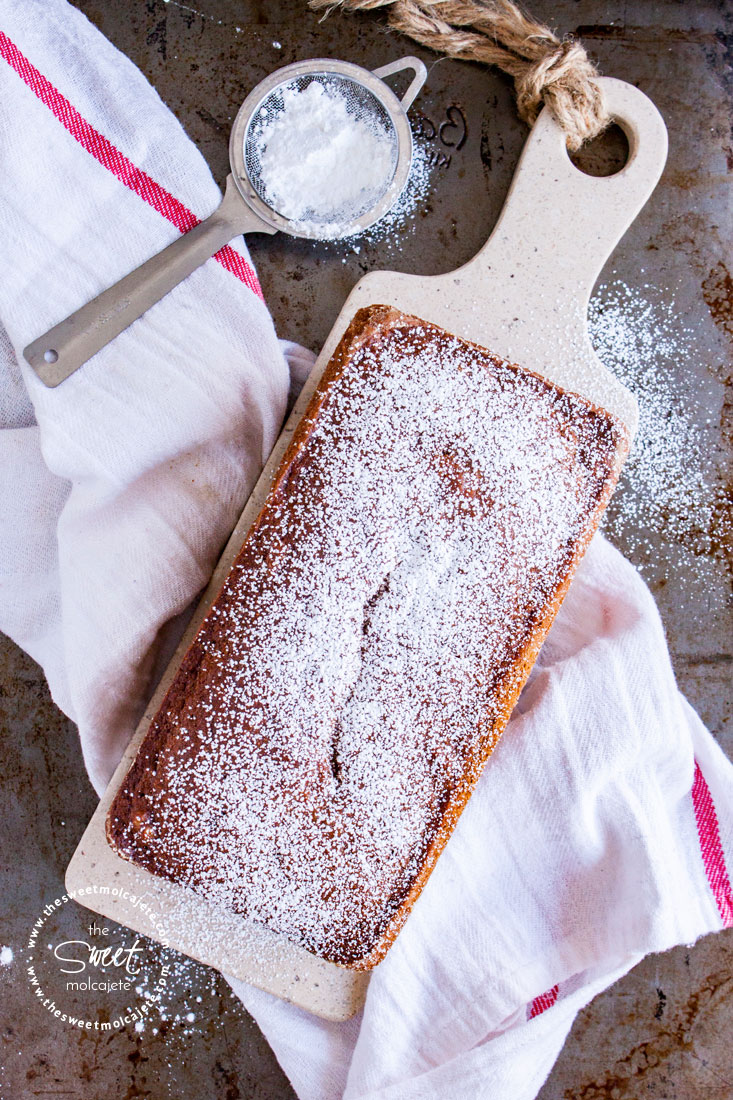 Pan de plátano con azúcar glass espolvoreado arriba