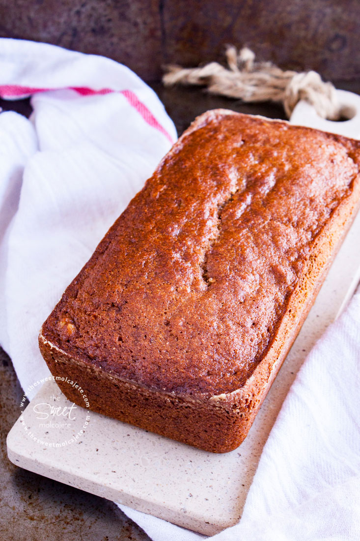 Pan de Plátano en una tablita y una servilleta de tela a un lado