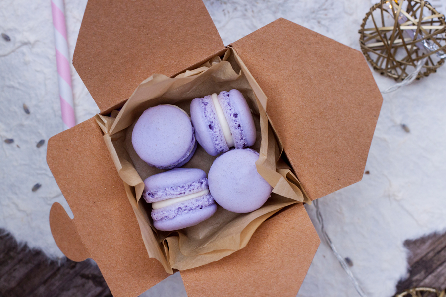 Vista de arriba a una cajita de comida para llevar con mini macarons