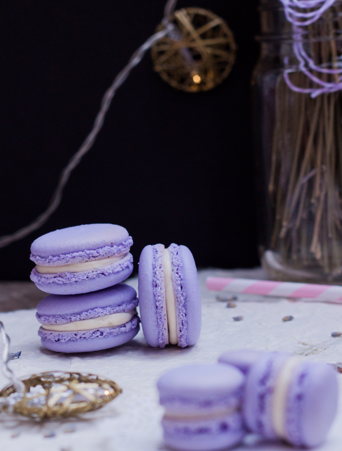 Tres macarons morados con relleno blanco