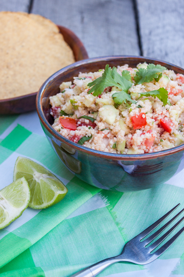 tazón con ceviche vegetariano de cuscús con ramitas de cilantro arriba