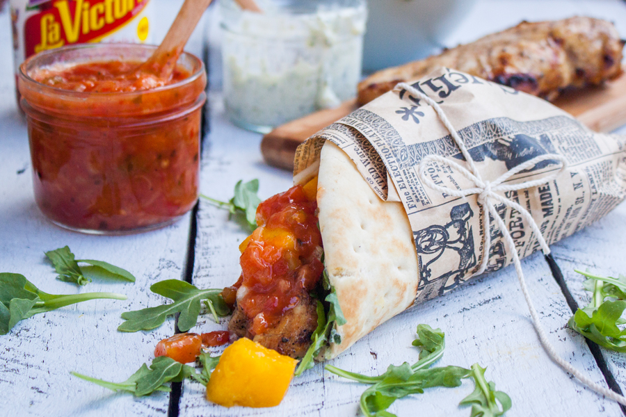 acercamiento a un gyro de pollo con mango y salsa de habanero