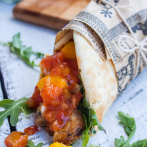 gyros de pollo con arugula, mango y salsa mango habanero