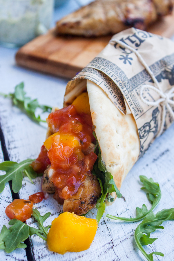 gyro de pollo con salsa de mango envuelto en papel vintage marrado con un cordon