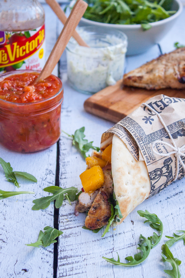 gyros de pollo con mango, al fondo un frasco con salsa mango habanero de La Victoria