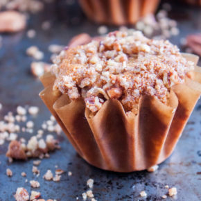 Receta para hacer unos deliciosos, esponjosos y saludables Muffins Integrales de Manzana. El crumble de nuez que llevan arriba los hace aún más ricos y les da un crunch espectacular.