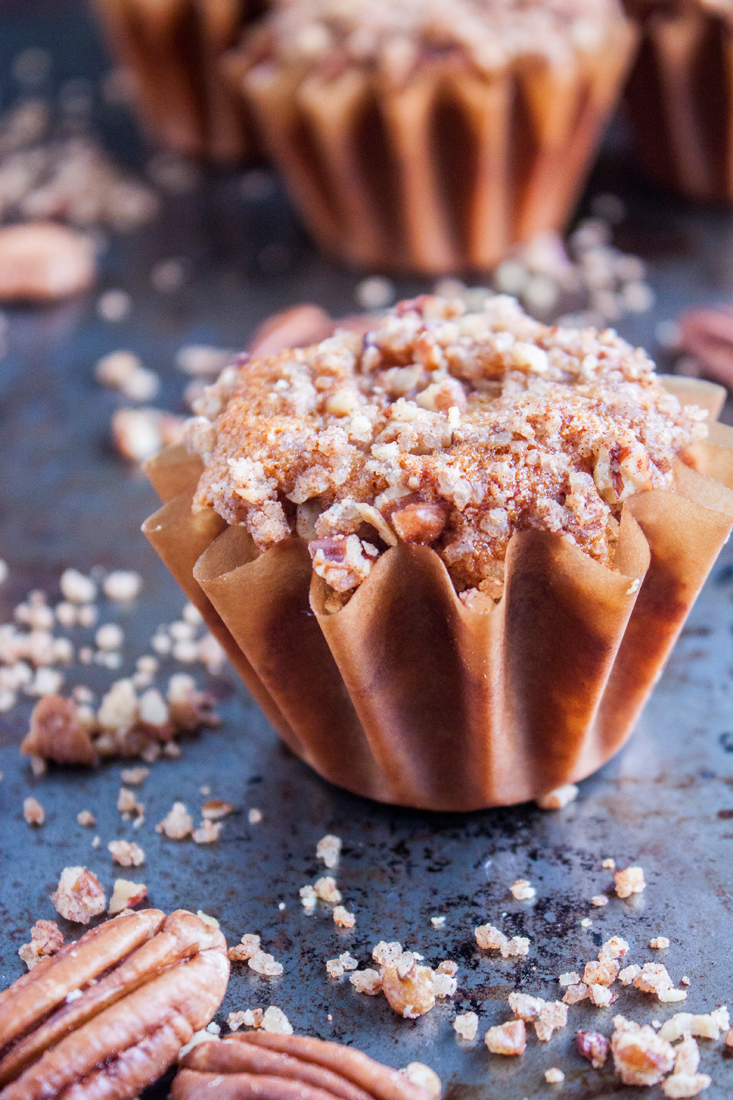 Receta para hacer unos deliciosos, esponjosos y saludables Muffins Integrales de Manzana. El crumble de nuez que llevan arriba los hace aún más ricos y les da un crunch espectacular.