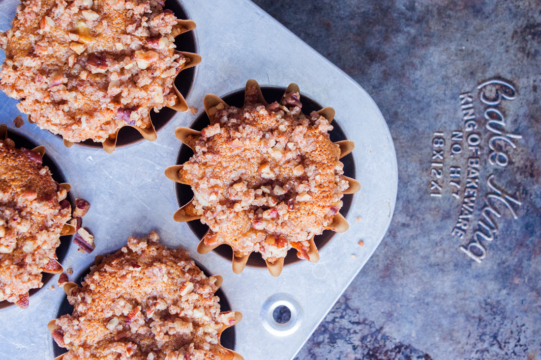 Receta para hacer unos deliciosos, esponjosos y saludables Muffins Integrales de Manzana. El crumble de nuez que llevan arriba los hace aún más ricos y les da un crunch espectacular.