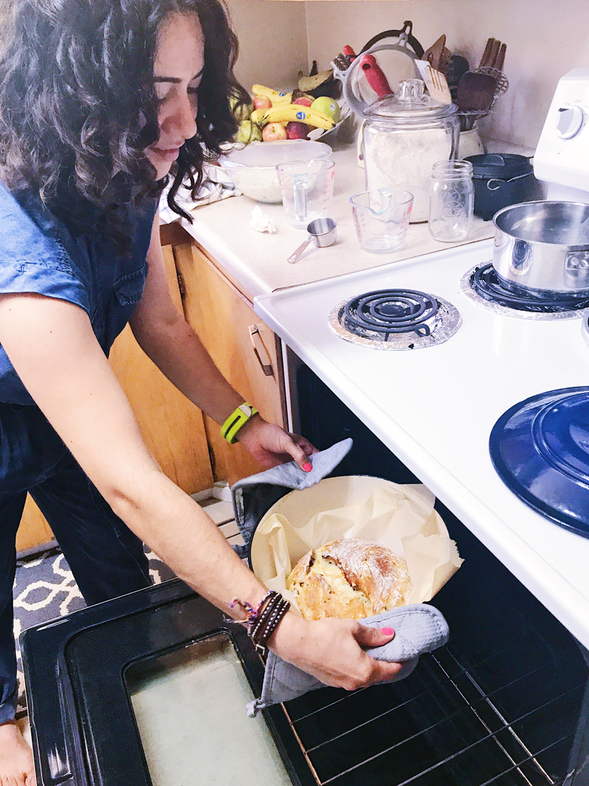 Sacando pan del horno en el Manos a la Masa Workshop: Taller de Panadería Casera