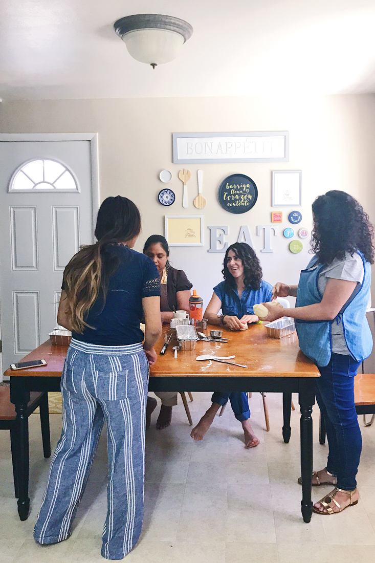 Amasando en el Manos a la Masa Workshop: Taller de Panadería Casera