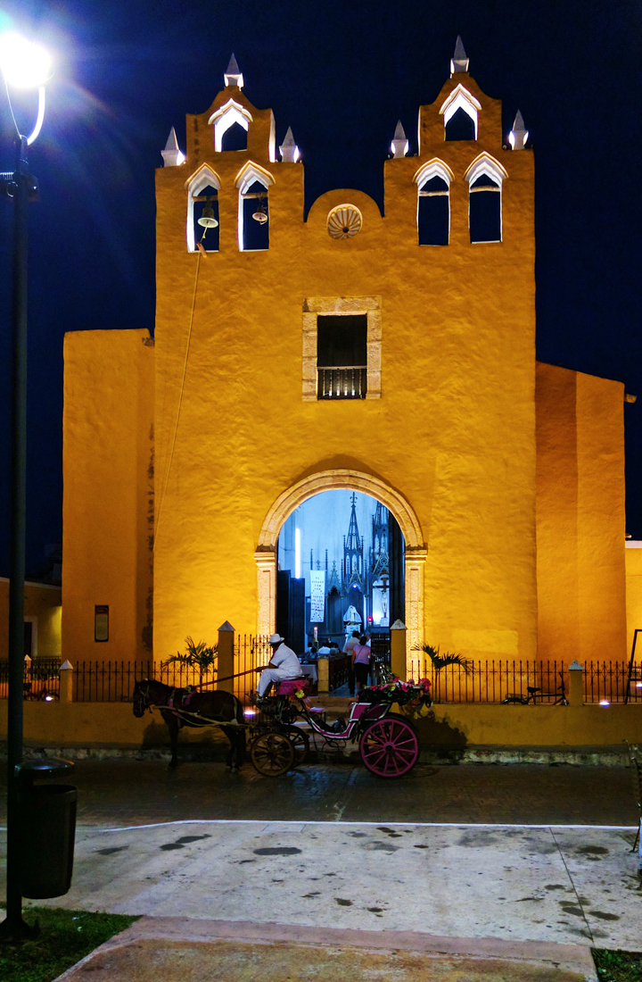 Iglesia de noche, en Izamal, Yucatán