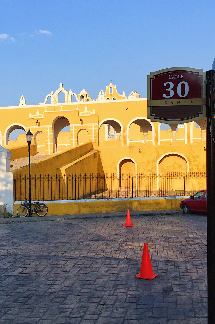 vista de la calle 30 hacia el Convento de San Antonio de Padua, Izamal, Yucatán
