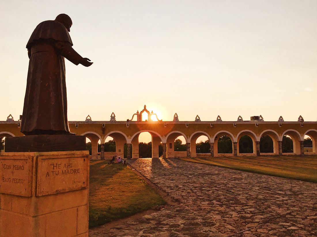 Estatua de Juan Pablo II en el Convento de San Antonio de Padua, Izamal, Yucatán