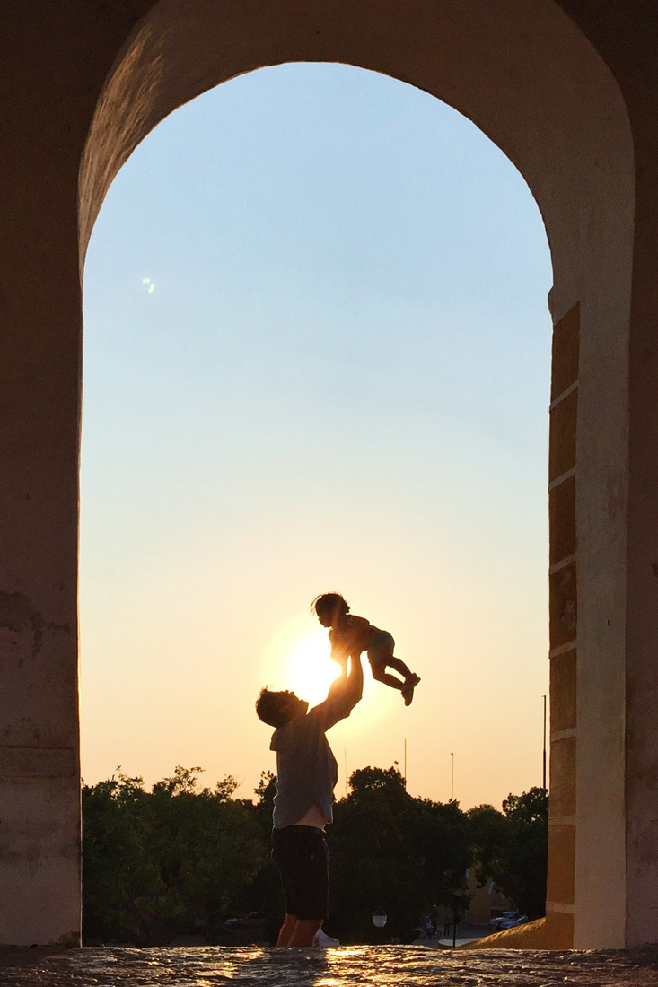 Padre e hija, vista del atardecer desde un arco del Convento de San Antonio de Padua, Izamal