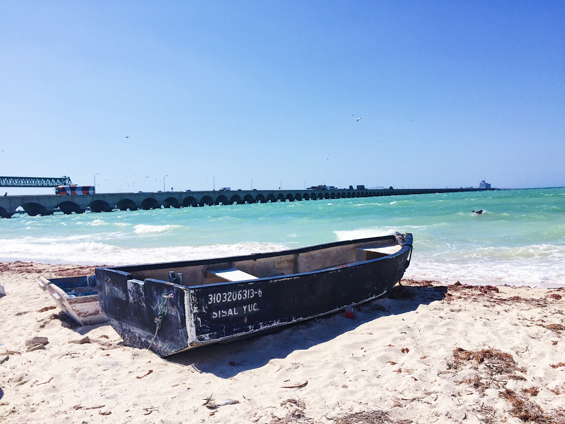 Canoa en Puerto Progreso, Yucatán