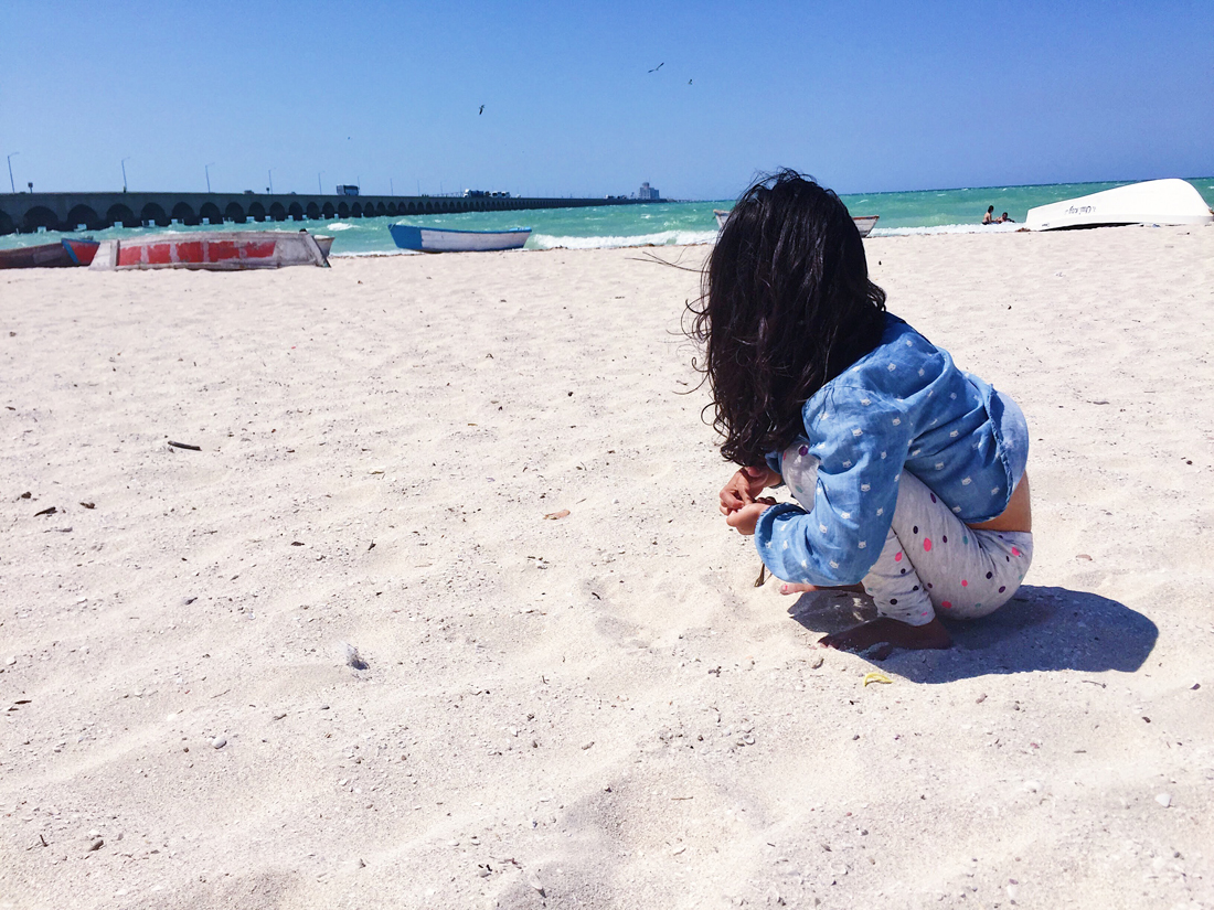 Recolectando conchitas en Puerto Progreso, Yucatán