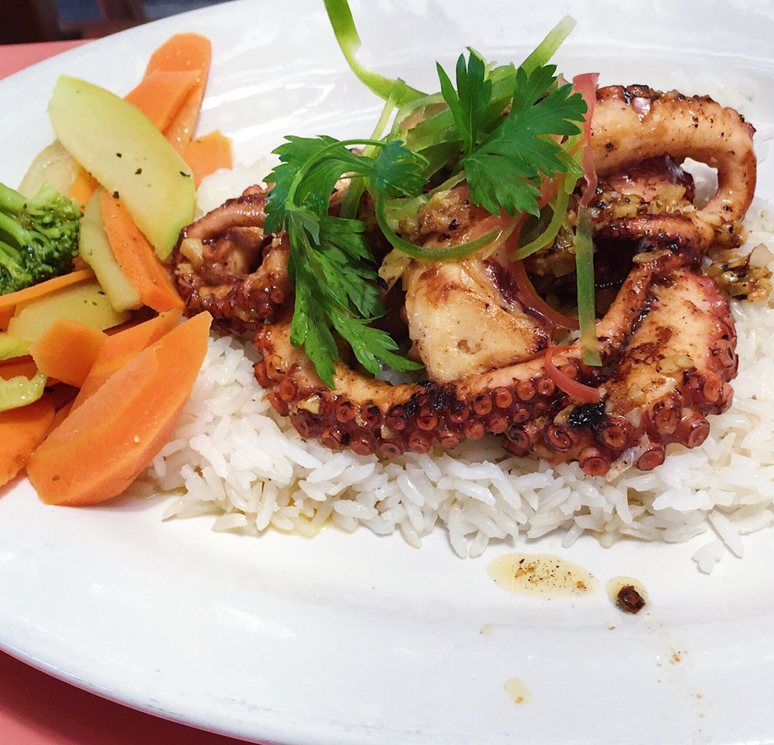 Pulpo al mojo de ajo en Eladio's, Puerto Progreso, Yucatán