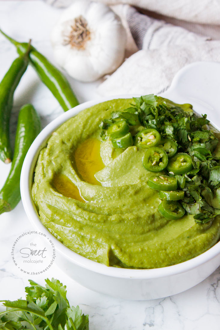 Acercamiento al plato de Hummus Verde de Cilantro con Chile.