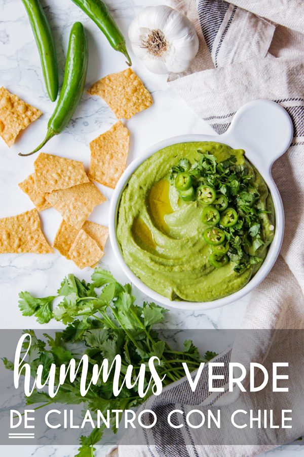 Plato con Hummus Verde de Cilantro con Chile con texto del nombre de esta receta