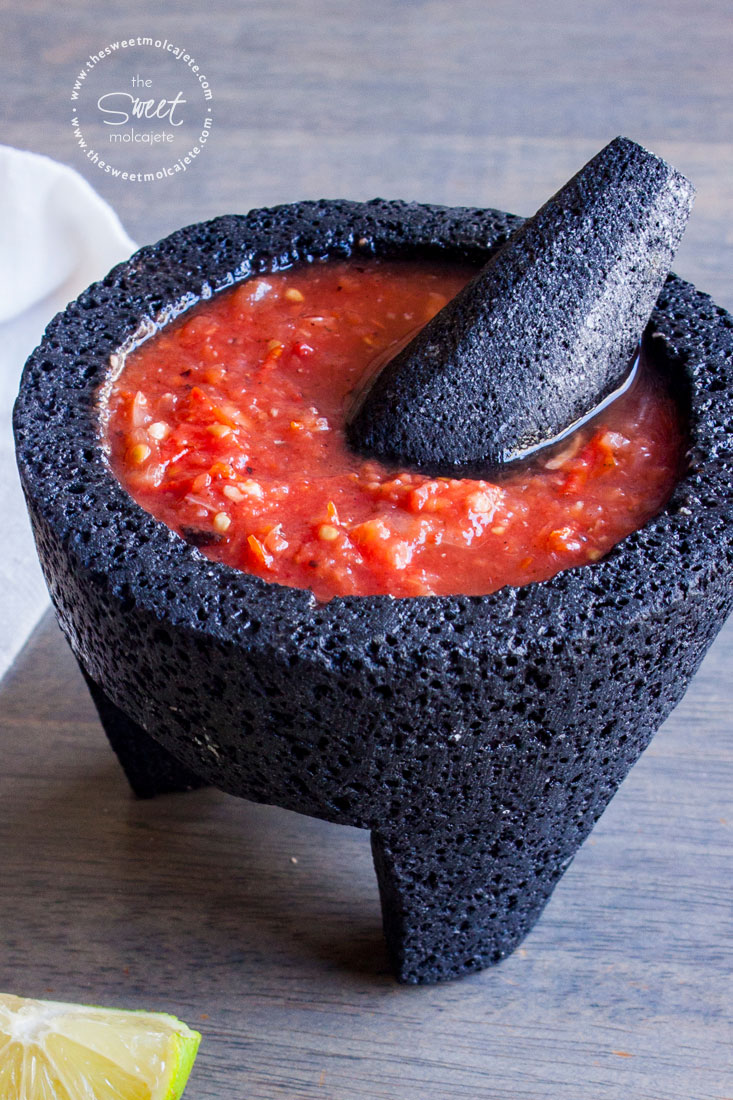 Acercamiento de Salsa Roja con Habanero en un molcajete de piedra