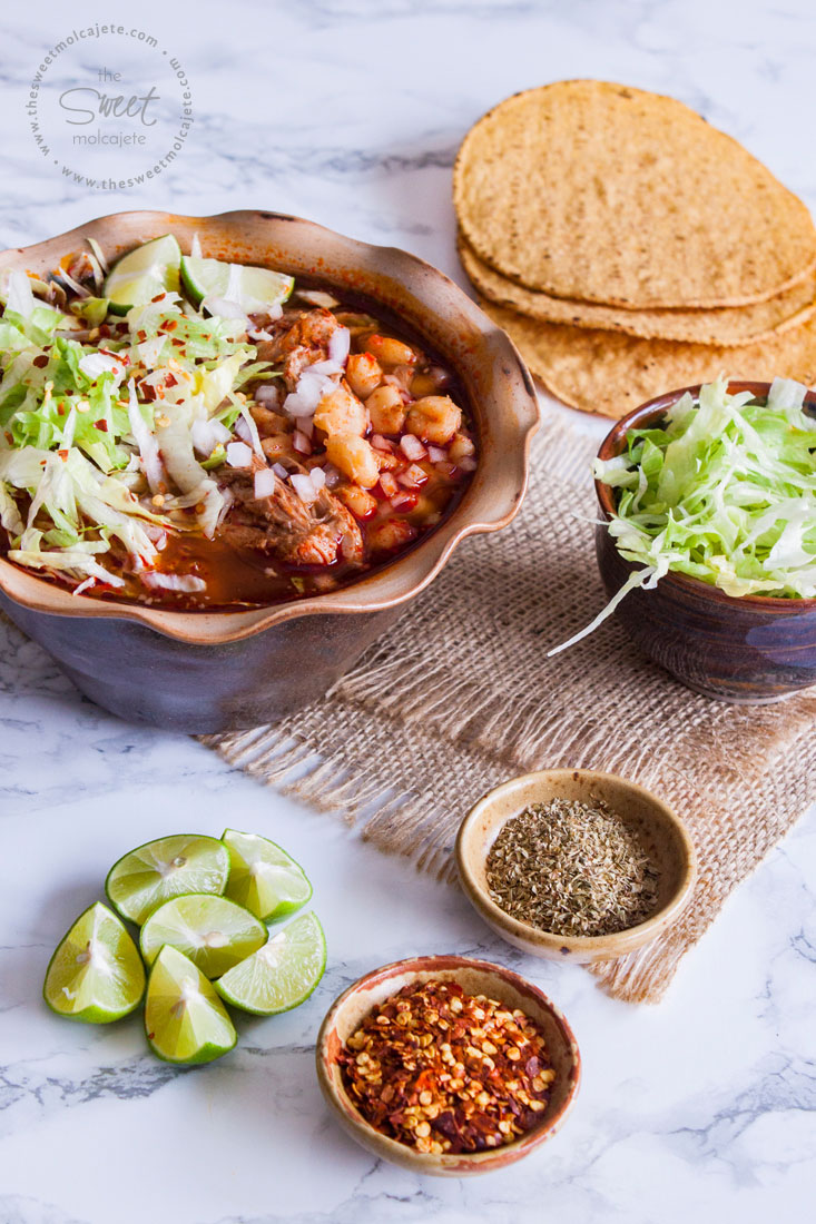 Plato de Pozole Rojo con tostadas, lechuga, limón, chile y orégano