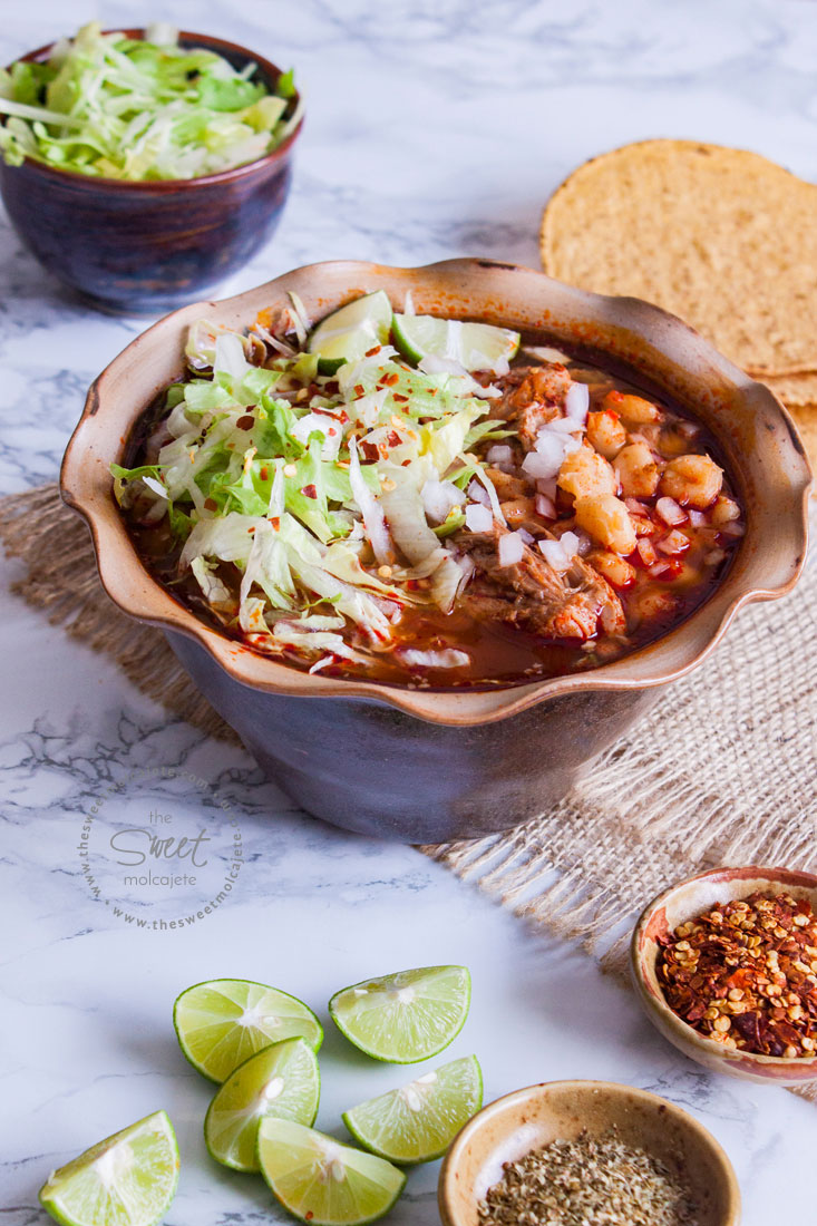 Plato de Pozole Rojo con carne de cerdo con lechuga, cebolla, chile y limón