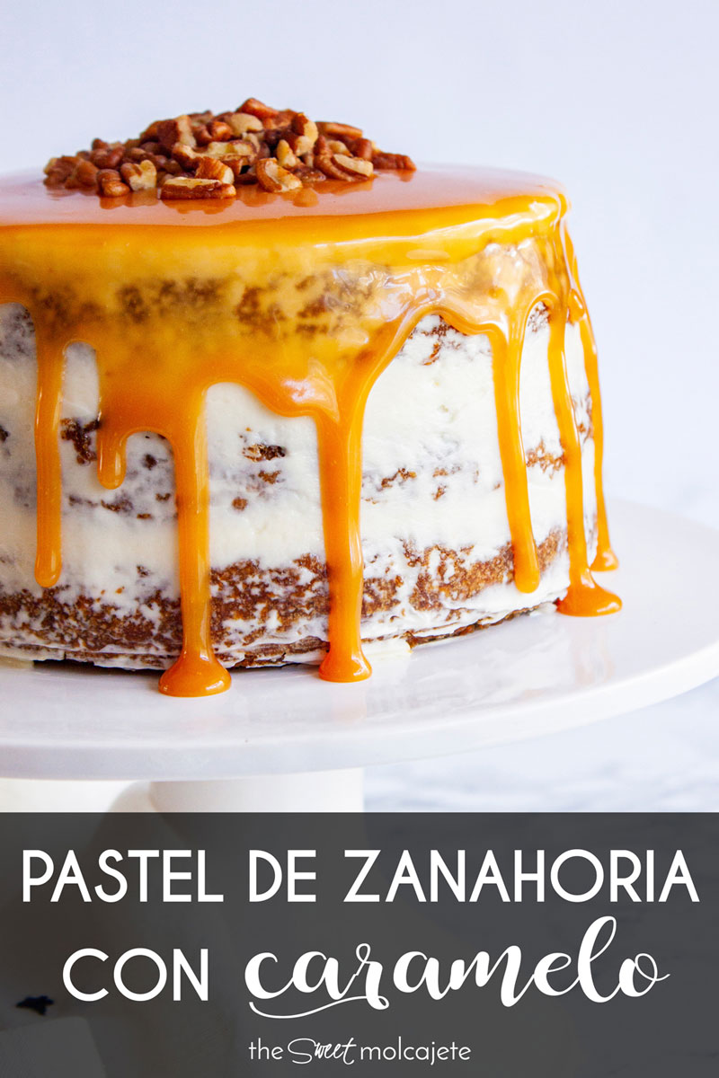 drip cake en un cake stand con texto que dice pastel de zanahoria con caramelo
