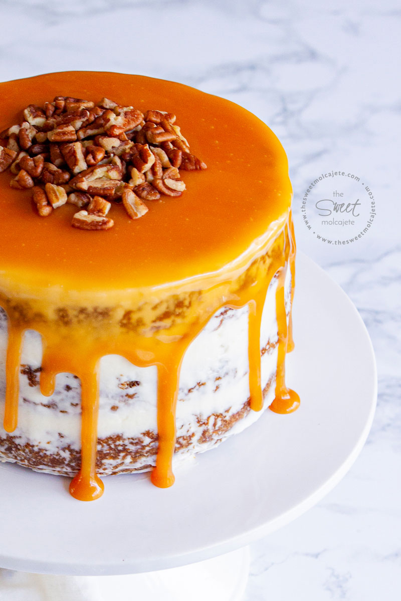 acercamiento a un pastel con drippings de caramelo y nueces arriba